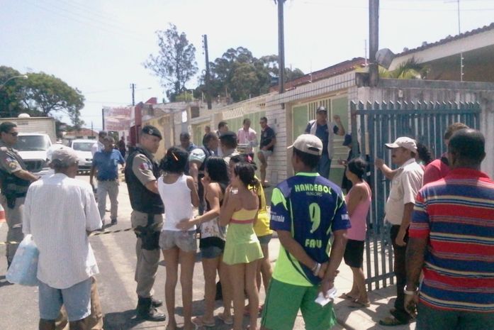 Curiosos observaram o corpo