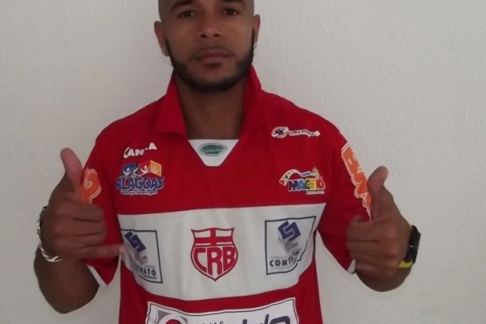 Atacante Leandrinho.