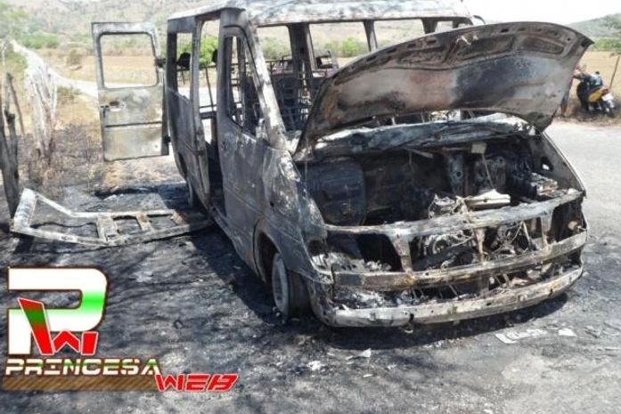 Veículo ficou totalmente destruído