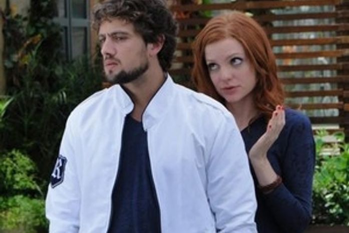 Rodrigo vê Ana e Lúcio se beijando e fica em choque