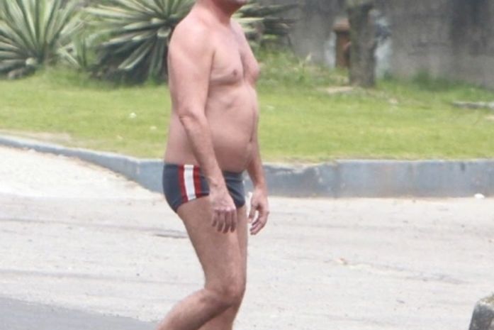Fora de forma, Felipe Camargo "desfila" pela praia