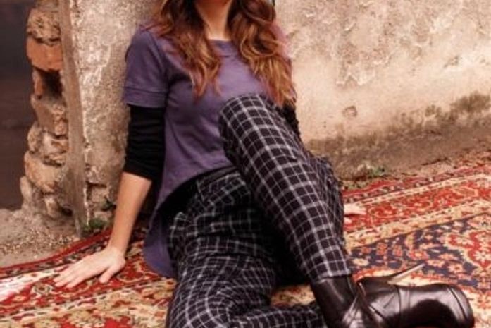 Sthefany Brito encarna menina-mulher para ensaio de moda.