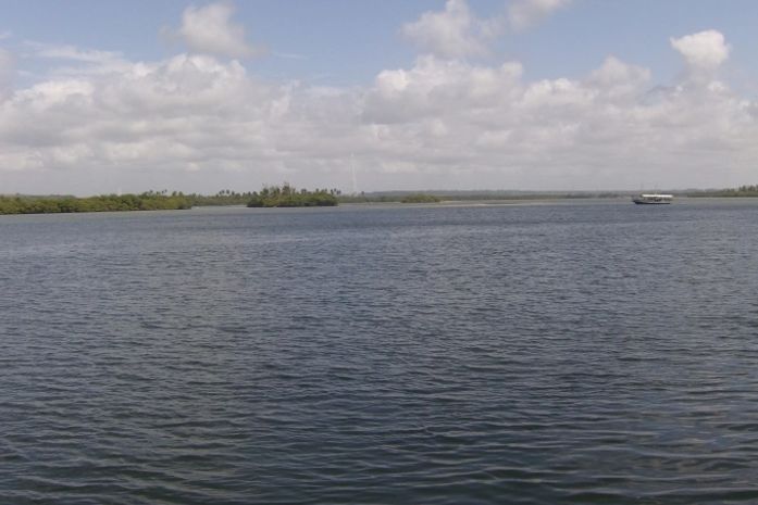 Família fica à deriva na lagoa e é salva por policiais militares