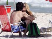 Fiuk troca beijos com a namorada em praia do Rio