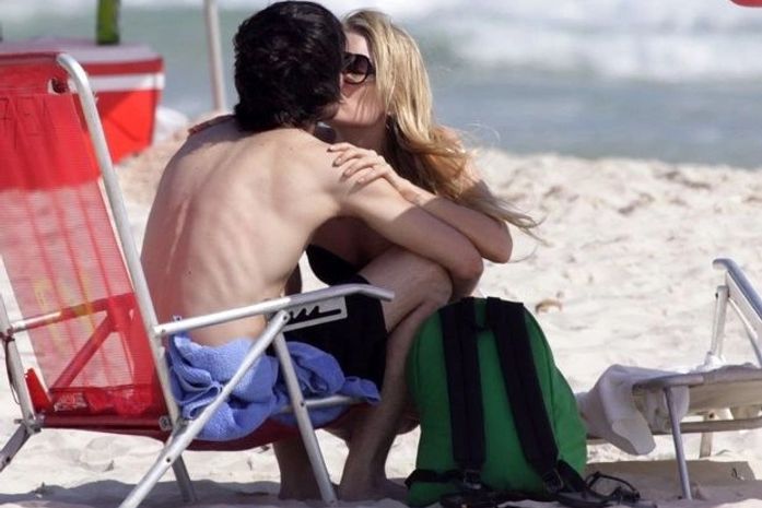 Fiuk troca beijos com a namorada em praia do Rio