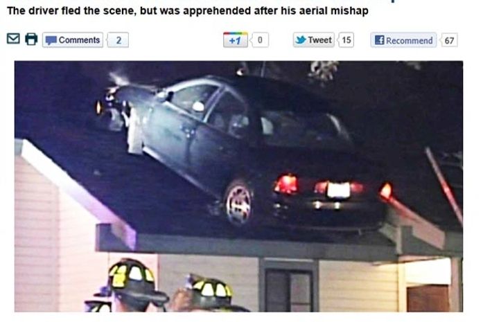 Motorista perdeu o controle do carro e acabou indo parar em cima do telhado de uma casa.