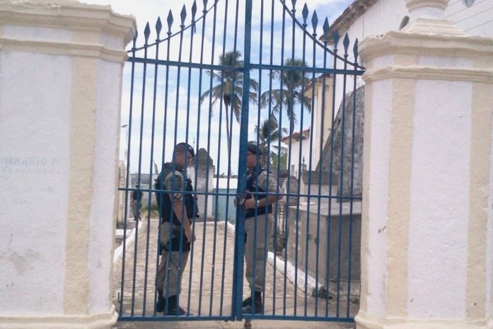 Portões do cemitério é fechado impedindo o acesso a imprensa