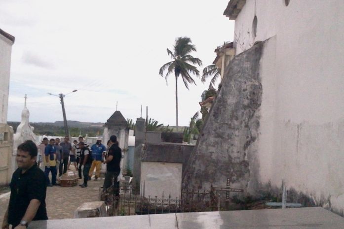 Imprensa é retirada do cemitério