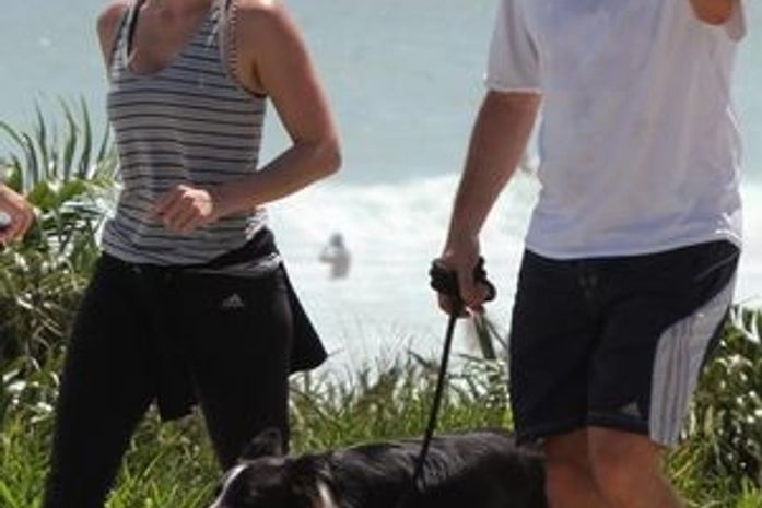 Ator se irrita com paparazzo e faz gesto obsceno