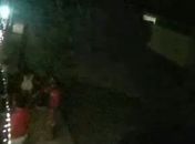 Câmera de segurança flagra assalto a jovens