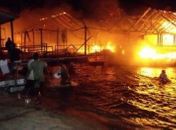Incêndio destrói restaurante flutuante em lago artificial