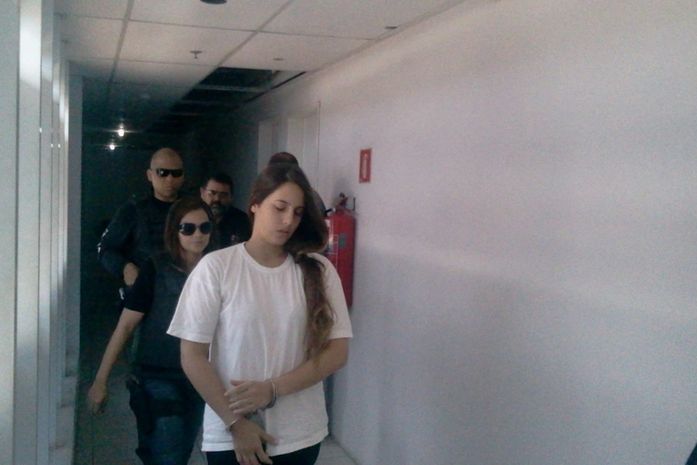 Mirela Granconato chega para audiência