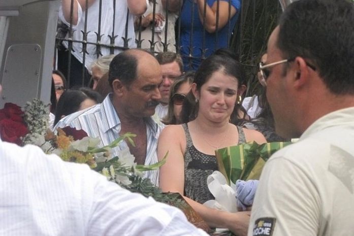 Dor e revolta marcam último adeus de parentes e amigos de professor