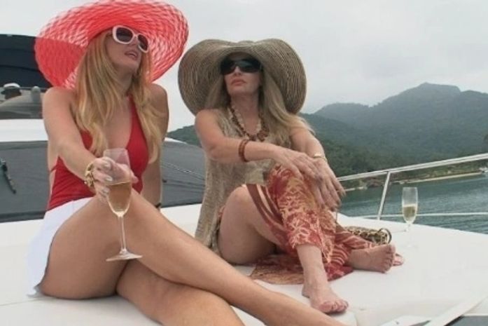 Brunete chama Val de "cachorra" e Lydia diz: "Atirar faz bem pra alma"