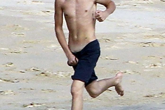 Em corrida, Justin Bieber quase mostra demais