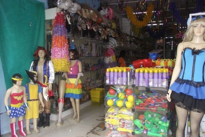 A um mês do Carnaval, venda de fantasias movimenta comércio
