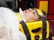 Fina Estampa: Amália sofre acidente de carro