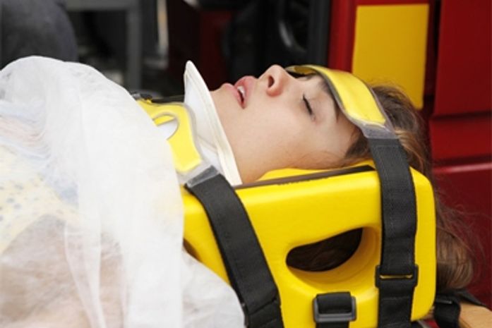 Fina Estampa: Amália sofre acidente de carro