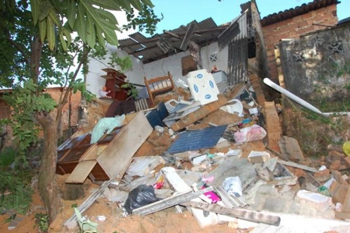 Casa desaba no Centro de Marechal Deodoro