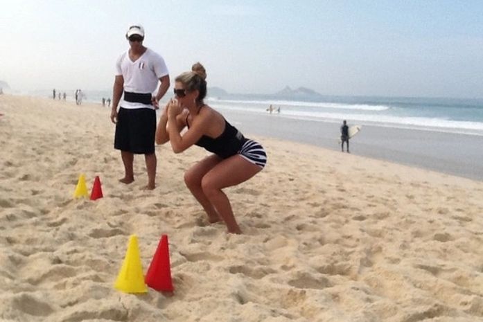 Andrea Andrade, rainha da 'Casa Verde', malha em praia carioca