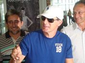 Túlio chega ao lado do presidente do CSE, Antonio Oliveira