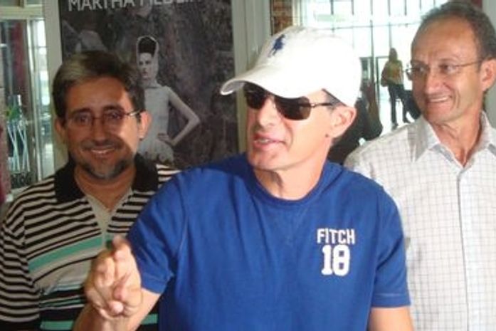 Túlio chega ao lado do presidente do CSE, Antonio Oliveira