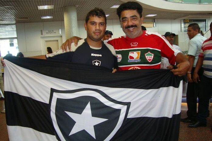 Torcida do CSE esperando por Tùlio.