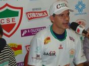 Atacante Túlio vestido com a camisa tricolor do CSE.