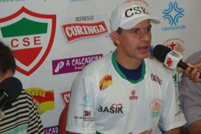 Atacante Túlio vestido com a camisa tricolor do CSE.