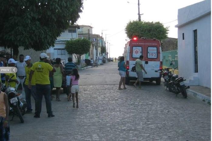 Criança de oito anos fica ferida em acidente entre moto e ônibus