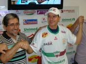 Atleta festeja com dirigentes do CSE.