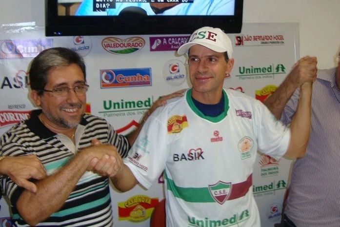 Atleta festeja com dirigentes do CSE.