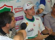 Túlio uniformizado com a camisa tricolor.