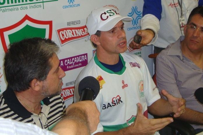 Túlio uniformizado com a camisa tricolor.