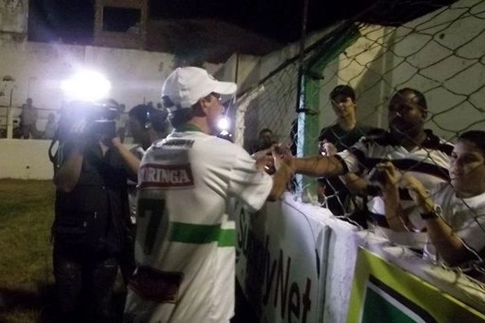 Túlio Maravilha se apresenta aos torcedores do CSE no estádio Juca Sampaio