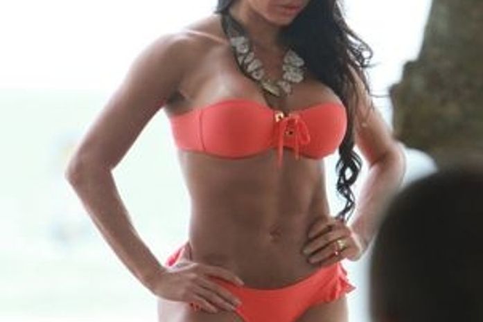 Na praia: Gracyanne Barbosa exibe corpo malhado em ensaio fotográfico