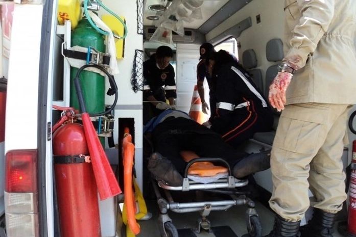 Colisão entre ônibus e moto deixa motociclista gravemente ferido
