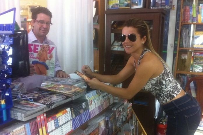 Miss Bumbum divulga ensaio sexy em banca de jornal