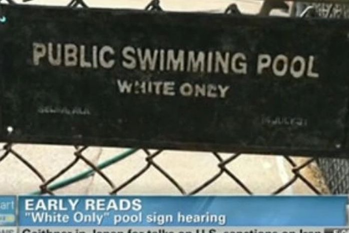 Americana coloca placa em piscina pública proibindo negros