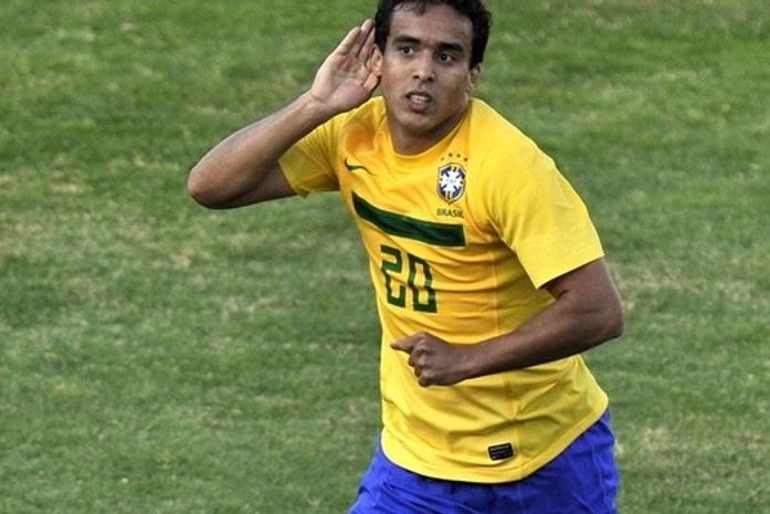 Jadson fechou com o São Paulo.