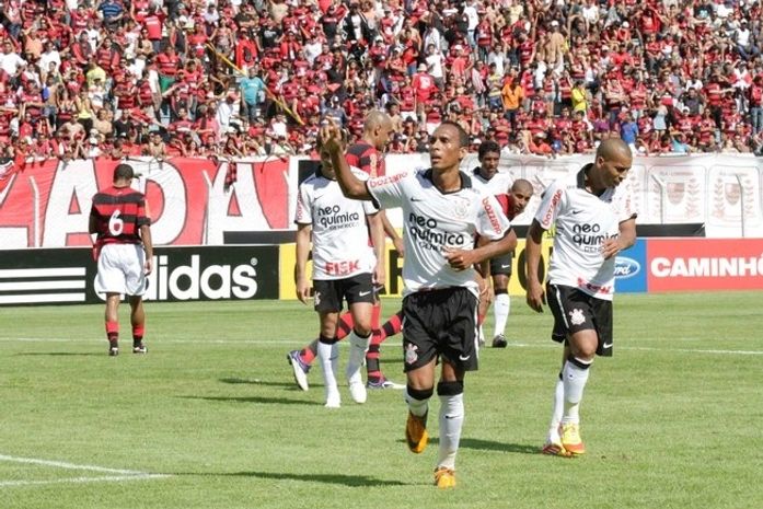 Titulares do Corinthians brilham, mas reservas do Fla garantem empate