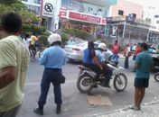 Agente da SMTT Arapiraca flagrado com mulher na garupa sem capacete