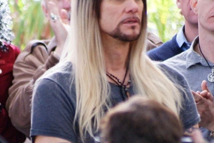Loiro e com cabelos longos, Jim Carrey filma nova comédia