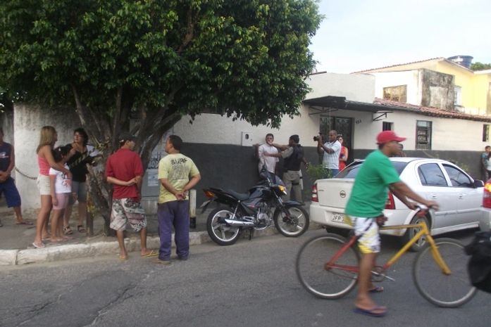 A movimentação foi grande no local do crime 