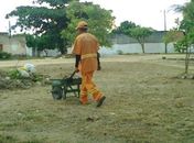 Prefeitura manda limpar área de lazer no Eustáquio Gomes