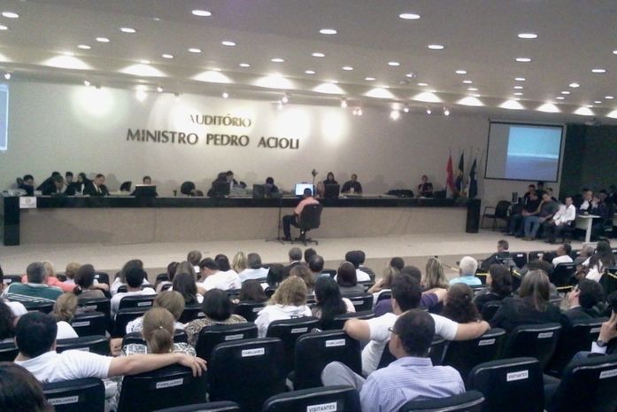 Auditório lotado durante julgamento
