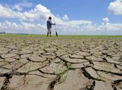 Seca no Rio Negro, em 2010, um dos principais afluentes do Rio Amazonas (Foto: Euzivaldo Queiroz/A Crítica/Reuters)