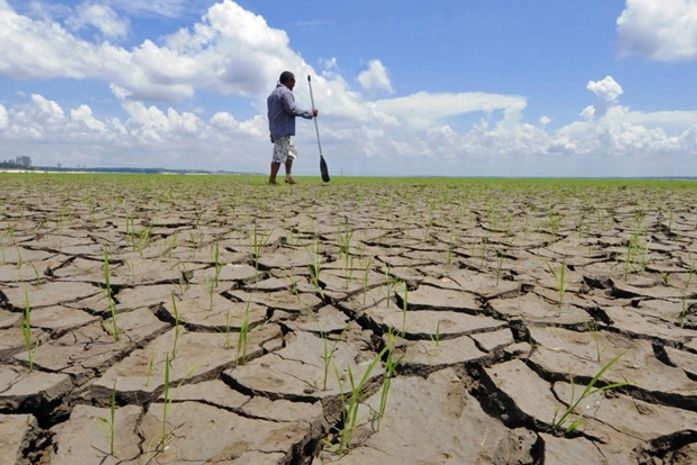 Seca no Rio Negro, em 2010, um dos principais afluentes do Rio Amazonas (Foto: Euzivaldo Queiroz/A Crítica/Reuters)