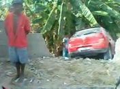 Homem tenta aprender a dirigir e acaba destruindo muro de residência