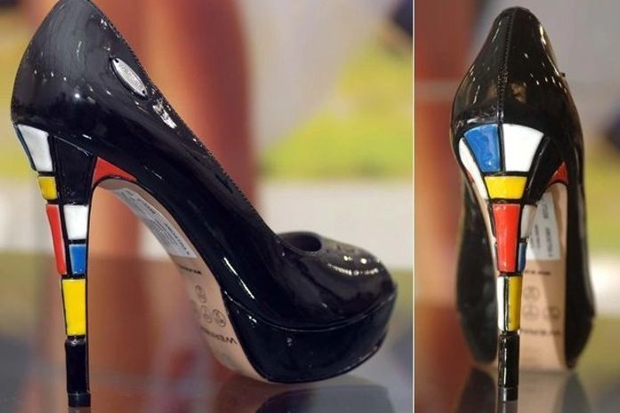 Detalhes coloridos do salto remetem pastilhas de azulejo